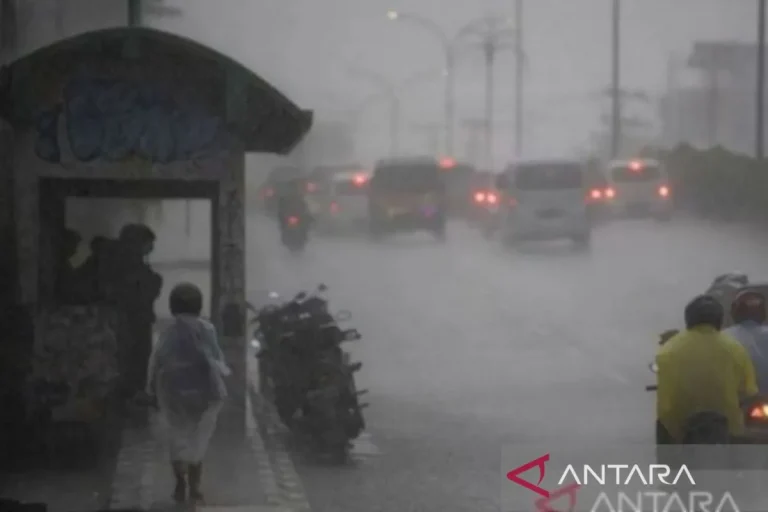 Sirkulasi siklonik di Samudra Hindia barat daya Banten picu hujan lebat